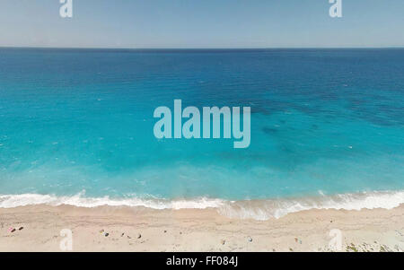 Das türkisfarbene Wasser ragt sanft am Ufer eines Strandes und bietet eine ruhige und tropische Atmosphäre. Das klare blaue Wasser bildet einen wunderschönen Kontrast zum Sandstrand und schafft eine ruhige Küstenlandschaft. Stockfoto