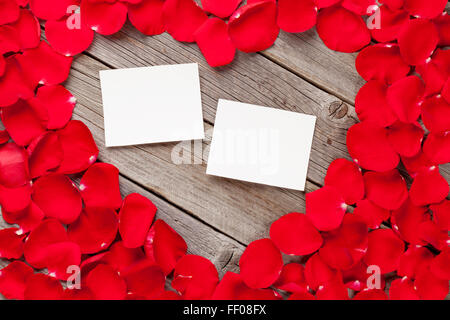 Valentinstag leere Bilderrahmen aus Holz Hintergrund und rote Rosenblüten Stockfoto