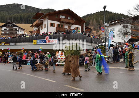 Welschnofen - Welschnofen, Italien. 9. Februar 2016. Der traditionelle Karneval von Nova Levante findet auf dem Stadtplatz Stockfoto
