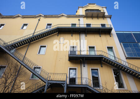 Feuerleiter Treppen auf die Rückseite eines Gebäudes, Lissabon, Portugal Stockfoto