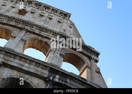 Das Kolosseum in Rom, auch bekannt als Flavisches Amphitheater, zeigt seine antike römische Technik und architektonische Gestaltung, ein bedeutendes historisches Wahrzeichen in Italien. Stockfoto