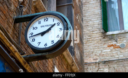 Große Uhr an der Seite des Gebäudes große Uhr auf Seite des Gebäudes Stockfoto