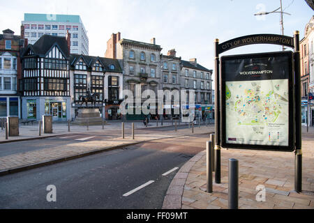 Ansicht von Wolverhampton Stadtzentrum von Queen es Square mit einem Schild und einen Stadtplan auf ein schwarzes Brett Stockfoto