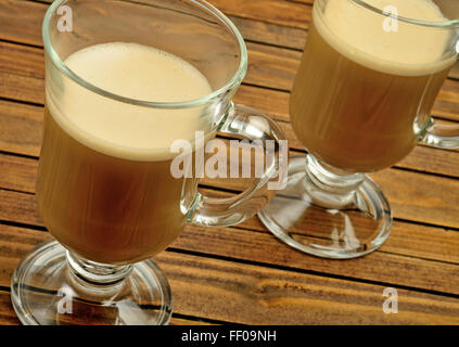 Zwei Gläser mit Cappuccino auf Holztisch Stockfoto