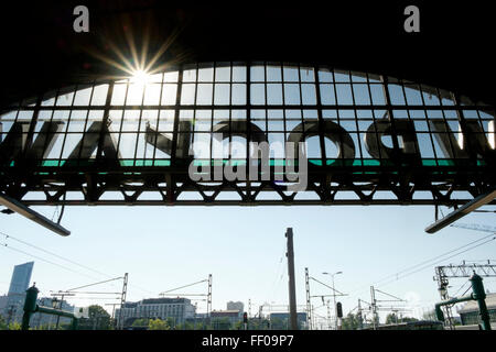 Rückansicht des Zeichens Breslau an der Außenseite der Station Wrocław Główny in Breslau, Polen. Stockfoto