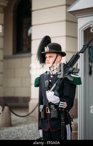 OSLO, Norwegen - 31. Juli 2014: Königliche Garde bewachen Königspalast Stockfoto