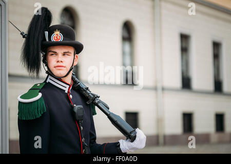 OSLO, Norwegen - 31. Juli 2014: Königliche Garde bewachen Königspalast Stockfoto