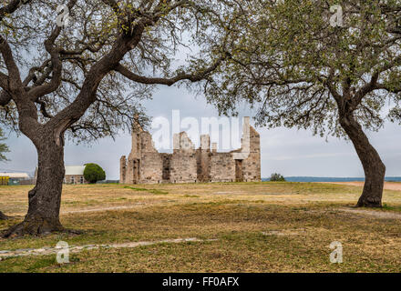 Kommandierender Offizier Viertel ruiniert Gebäude, Live Oak Tree bei Fort McKavett State Historic Site in Fort McKavett, Texas, USA Stockfoto