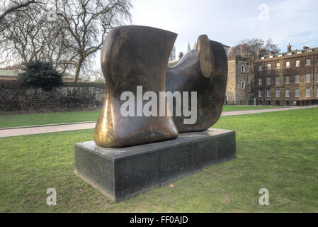 Messer zwei Kantenstück 1962-65 ist eine abstrakte Bronze-Skulptur von Henry Moore. Stockfoto