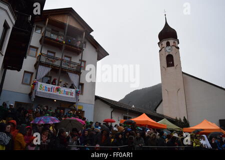 Welschnofen - Welschnofen, Italien. 9. Februar 2016. Der traditionelle Karneval von Nova Levante findet auf dem Stadtplatz Stockfoto
