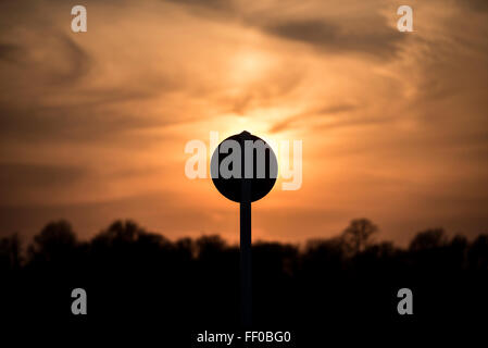 Windsor, Berkshire, UK 20. April 2015 geht die Sonne hinter der Winning Post am Royal Windsor Racecourse nach dem letzten Rennen Stockfoto
