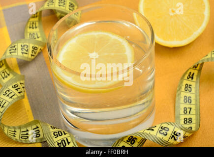 Glas mit Wasser und Zitronensaft auf Tisch Stockfoto