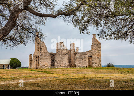 Kommandierender Offizier Viertel ruiniert Gebäude, Live Oak Tree bei Fort McKavett State Historic Site in Fort McKavett, Texas, USA Stockfoto