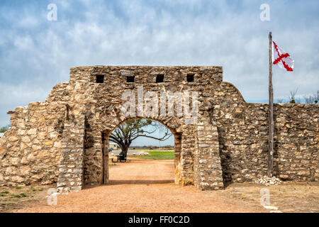 Haupttor und Flagge von Neu-Spanien, Presidio de San Saba, rekonstruierte spanische Festung aus dem 18. Jahrhundert in Menard, Texas, USA Stockfoto