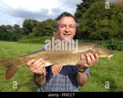 Angler mit 10lb 10oz Barben gefangen vom Fluss Wye bei The Warren Hay-on-Wye Powys Wales UK. Die Fischerei hat in der Regel von catch &amp; release wieder diese wilde Fische in den Fluss Erhaltung Bestände für die Zukunft. Stockfoto