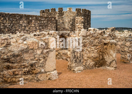 Kreisförmige Bastei und Mauern, Presidio de San Saba, eine teilweise rekonstruierte 18. Jahrhundert spanische Festung in Menard, Texas Stockfoto