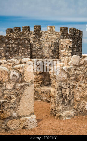 Kreisförmige Bastei und Mauern, Presidio de San Saba, eine teilweise rekonstruierte 18. Jahrhundert spanische Festung in Menard, Texas Stockfoto