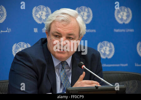 New York, USA. 9. Februar 2016. Stephen O'Brien spricht mit der UN-Pressekorps. In einem Pressegespräch am UNO-Hauptsitz in New York City, UN-Untergeneralsekretär für humanitäre Angelegenheiten Stephen O'Brien informiert die Presse über den Start der Bericht des Generalsekretärs für die bevorstehenden Weltgipfel für humanitäre Hilfe in Istanbul (Mai 23-24) und reagierte auf Fragen zur humanitären Hilfsaktionen in Krisengebieten weltweit. Bildnachweis: Pazifische Presse/Alamy Live-Nachrichten Stockfoto