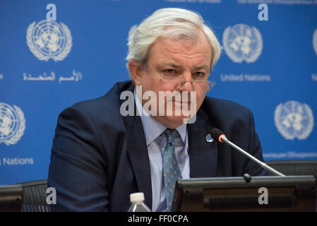 New York, USA. 9. Februar 2016. Stephen O'Brien spricht mit der UN-Pressekorps. In einem Pressegespräch am UNO-Hauptsitz in New York City, UN-Untergeneralsekretär für humanitäre Angelegenheiten Stephen O'Brien informiert die Presse über den Start der Bericht des Generalsekretärs für die bevorstehenden Weltgipfel für humanitäre Hilfe in Istanbul (Mai 23-24) und reagierte auf Fragen zur humanitären Hilfsaktionen in Krisengebieten weltweit. Bildnachweis: Pazifische Presse/Alamy Live-Nachrichten Stockfoto