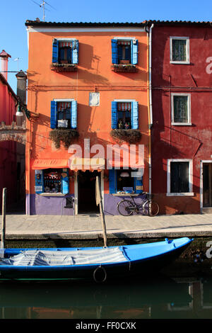 Farbige Häuser durch einen Kanal auf der Insel Burano in der Nähe von Venedig, Italien Stockfoto