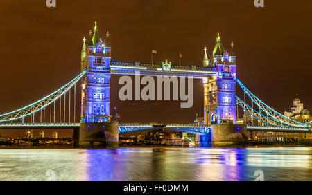 Blick auf die Tower Bridge in den Abend - London Stockfoto