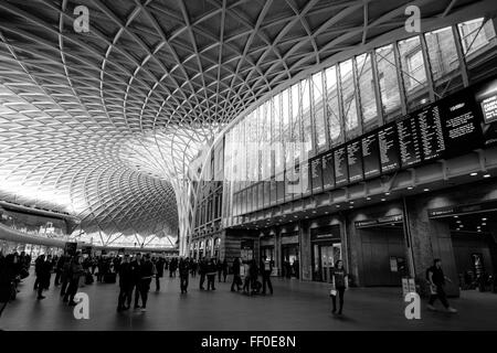 Ein schwarz / weiß Bild von einem Staatsbahn-Bahnhof in London, England, UK Stockfoto