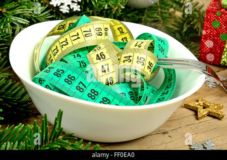 Schale mit Zentimeter und Weihnachten Dekoration auf Holztisch Stockfoto