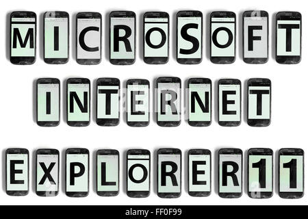 Microsoft Internet Explorer 11 geschrieben auf den Bildschirmen der Smartphones vor weißem Hintergrund fotografiert. Stockfoto