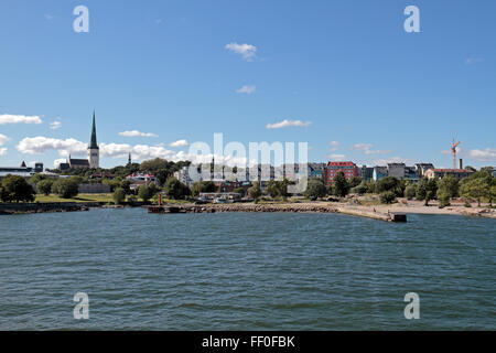 Ansicht von Tallinn, Estland von der nahenden Fähre zeigt St Olaf und einige der alten Stadt. Stockfoto