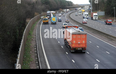 SOLIDE VERRINGERUNG FECHTEN AN DER SEITE DES M6 AUTOBAHN BEI AUSFAHRT 12 IN NÖRDLICHER RICHTUNG RE LÄRM REDUKTION UMWELTVERSCHMUTZUNG STRAßE LÄRM AUTO UK Stockfoto