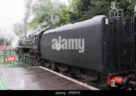 Klasse 9F Dampfmaschine 92212 warten darauf, auf der Mitte Hants Railway, die Watercre an der Spitze eines Zuges an Alresford Station fahren Stockfoto