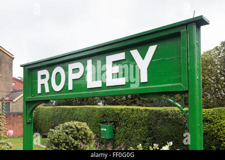 Ropley Bahnhof unterzeichnen auf der Mitte Hants Railway, eine Museumsbahn, Dampf zwischen Alton und Alresford in Hampshire. Stockfoto