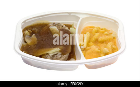 Eine gefrorene Salisbury Steak plus Makkaroni und Käse TV-Dinner in einem Plastikbehälter microwavable isoliert auf einem weißen Hintergrund. Stockfoto