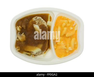 Draufsicht auf einen gefrorenen Salisbury Steak plus Makkaroni und Käse TV-Dinner in einem Plastikbehälter microwavable Stockfoto