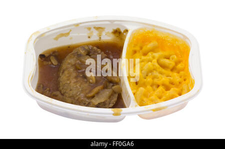 Eine Mikrowelle Salisbury Steak plus Makkaroni und Käse TV-Dinner in einem Plastikbehälter isoliert auf einem weißen Hintergrund. Stockfoto