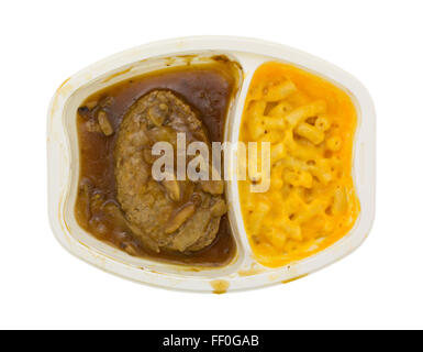 Draufsicht auf eine Mikrowelle Salisbury Steak plus Makkaroni und Käse TV-Dinner in einem Plastikbehälter isoliert auf einem weißen Hintergrund. Stockfoto