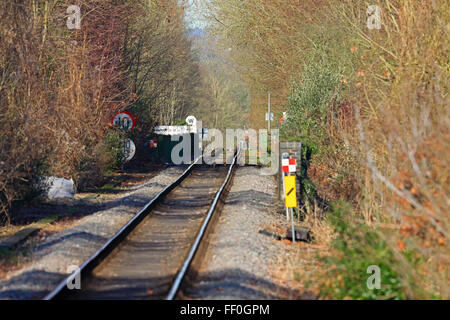 Einen langen Blick auf Shiplake Viadukt mit Grün lackierten Brücke Brüstung mit "Zuflucht" Anzeichen entlang seiner Länge verteilt. Stockfoto