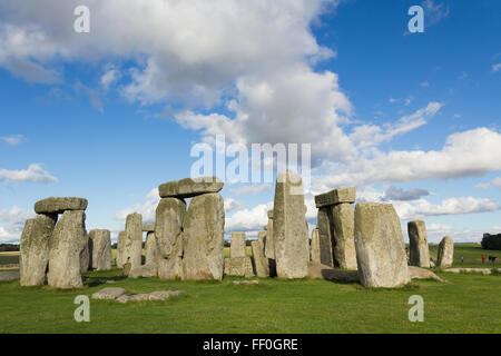 Die antiken Ruinen von Stonehenge, Wiltshire. Stonehenge wird von English Heritage verwaltet und ist ein UNESCO-Weltkulturerbe. Stockfoto