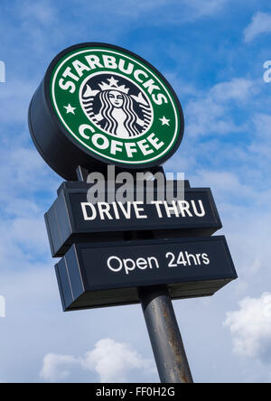Starbucks Kaffee Zeichen Drive Thru geöffnet 24 Stunden vor ihrem Geschäft in Trafford Park, Manchester Stockfoto