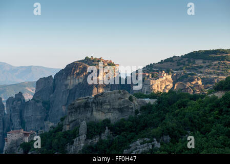 Die heiligen Klöster Varlaam und große Meteora in Meteora - Komplex der östlich-orthodoxen Klöster bei Sonnenaufgang Stockfoto