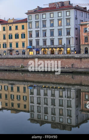 Gebäude von Pisa spiegelt sich in den Fluss Arno Stockfoto