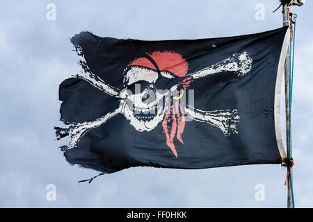 Piratenflagge im Wind. Stockfoto