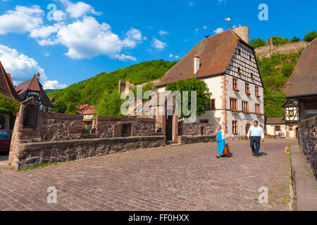 Die befestigte Brücke und die Fachwerkhäuser Kaysersberg Wein Route Elsass Haut-Rhin-Frankreich Stockfoto