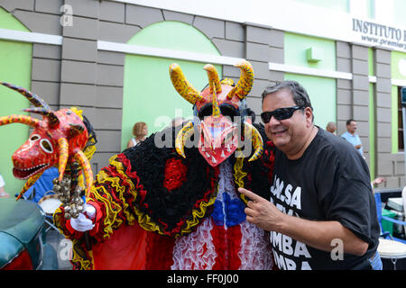 Traditionelle maskiert kulturelle Abbildung VEJIGANTE posiert mit Menschen während des Karnevals. Ponce, Puerto Rico. Februar 2016 Stockfoto