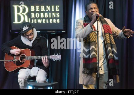 Philadelphia, Pennsylvania, USA. 9. Februar 2016. TIMOTHY THOMAS, der Gruppe, R.City, Durchführung einer live Studio-Session im Studio IHeart Q102 in Philadelphia Pa Credit: Ricky Fitchett/ZUMA Draht/Alamy Live News Stockfoto
