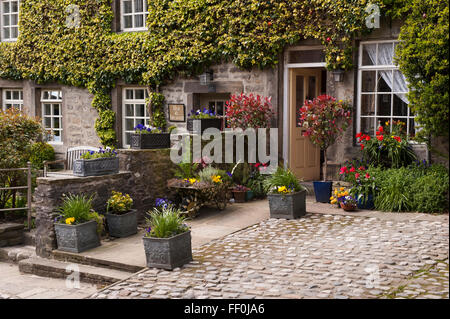 Exterieur und Eingänge der attraktive, traditionelle, Stein gebaut auf dem Land (eine B &amp; B) - Main Street, Grassington, North Yorkshire, England UK. Stockfoto