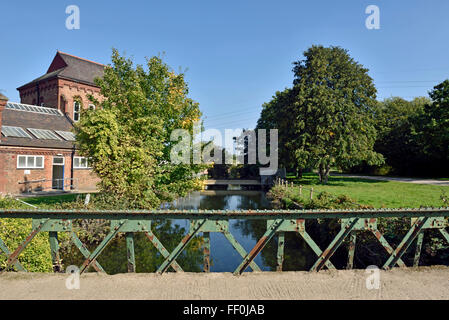 Brücke über Coppermill Stream bei Walthamstow Stauseen jetzt Wetlands, Marine Engine House links London Borough of Waltham Forest, England Großbritannien Stockfoto