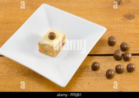 Dessert mit Schokolade Kugel an der Spitze in einem weißen Teller Stockfoto