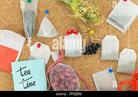 Reihe von hängenden hölzernen Hintergrund Teebeutel Stockfoto