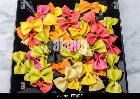 Farfalle Italien italienische Pasta Pasta farbig bicolor multicolor Multicolor mehrfarbige Avarus Kochen Kochen Küche Lebensmittel gefärbt w Stockfoto